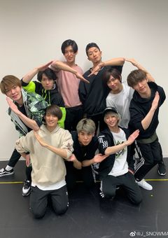 人気者の友達は大変です。