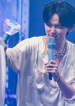 通 訳 さ ん は 鈍 感 で ．