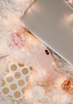 画面越しに指先で触れているのは推しでした。