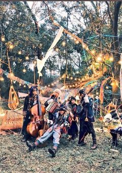 深い森の奥、エデンで。