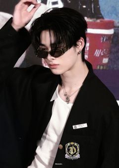 エレベーターの中、10秒の反抗