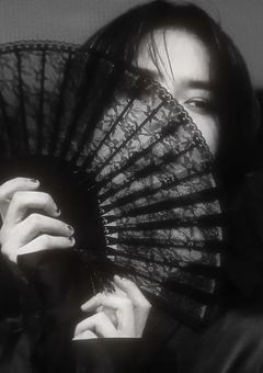 硝子の檻に綻ぶ一輪の薔薇.