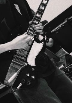 うるさいギターと、妹マネさん