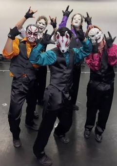 表ではダンサー裏では殺し屋