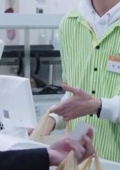 元警察官、現在コンビニ定員。