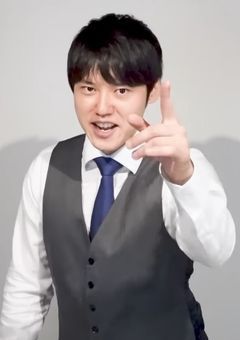 　　"　何やってるんですか　？？　"