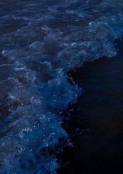 　淡　い　青　色　.