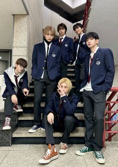 隣の席の少年たち