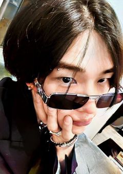 　ヒ モ 男　,　デ レ 男 に 転 職　.