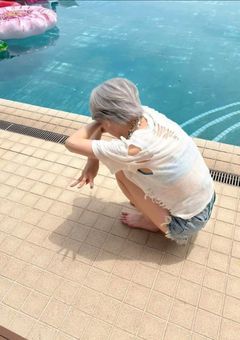 枯れそうな青い薔薇に水を上げて…