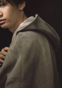 もし真っ赤な薔薇が枯れるようなら、命を懸けて水を分ける