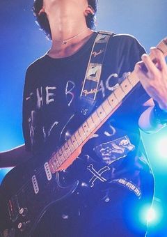 幼馴染はギターを弾く