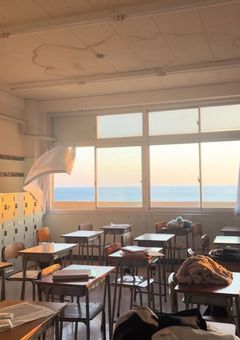 隣の席はあの人気者。