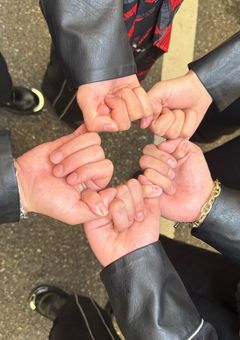 お姫様のお隣はいつも埋まってます