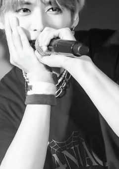 疎遠の幼馴染がアイドルになって溺愛してくる話