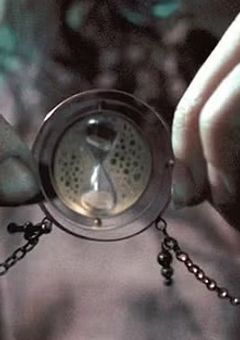 逆転時計はまわり、　デロリアンは加速する。