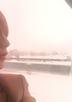 　白いワンピースを着た君。