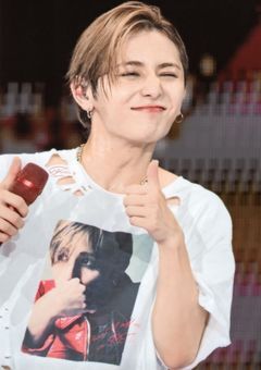 # 国民的アイドルの彼女、 ばくかわギャルです 。