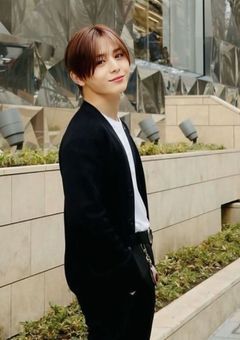 # 国民的アイドルの彼女、 ばくかわギャルです 。