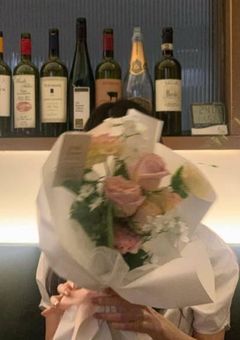 　　毎日、花を一本ずつ　。