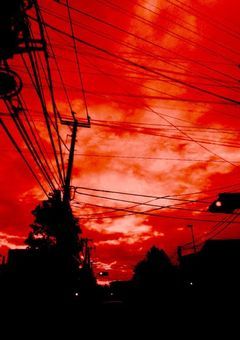 青かったはずの空は