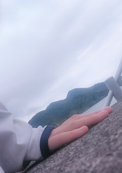 【aknk】静 か な 袖 を 引 い た 日 。