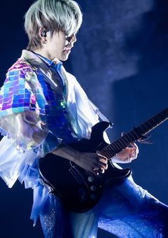 私の彼氏はイケメンギタリストの若井滉人