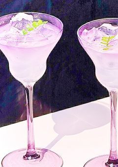 紫 色 の カ ク テ ル に 溶 か さ れ て.