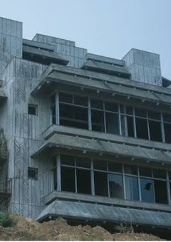 廃墟に閉じ込められました…