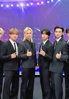 転校生 , 国民的アイドル だ っ た ら し い 。