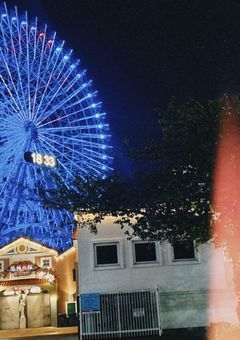 目をつぶって潜る夏の水に流す、