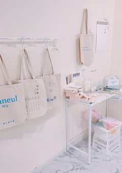 一般人　,　世界的アイドルの　“ 彼女 ”　です　。