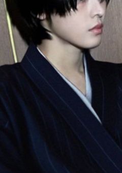 扇子で隠して。