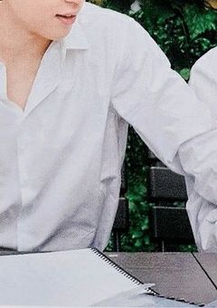 隣の席。会社にて。