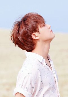 【 福 寿 草 を 持 つ 男 】