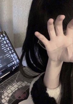 無表情で嫌われ役ガールは事務所内で孤独を感じてました