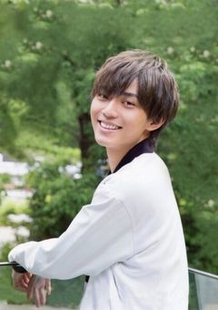 人気者と幼馴染みだったんです。