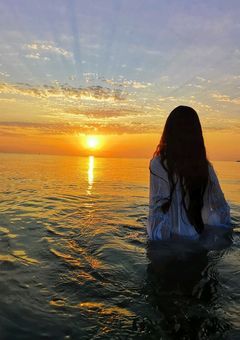 ある日、道端で猫のような彼女を拾った