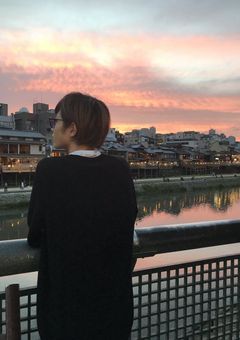 振 り 向 い て よ 、