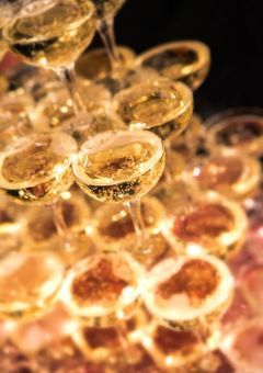 8色に煌めくシャンパンタワー