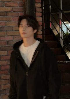 静かな夜、屋上で