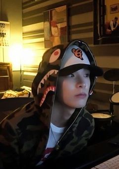 配 信 者 に 恋 _ .