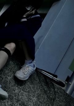 連　絡　橋　。