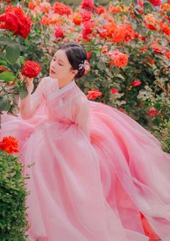 月夜に薔薇は紅く咲く。