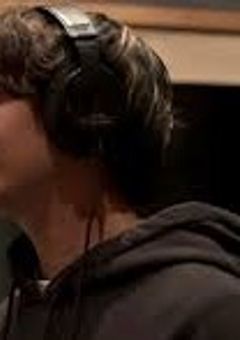 boy with mysterious headphones．