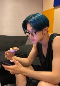 隣 の 席 の チ ャ ラ 男 君 。