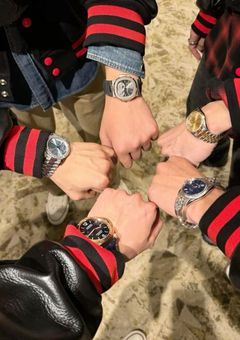 5人組の有名YouTuberと1人の女性YouTuberとの物語。