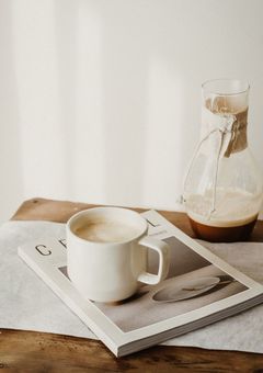 苦いコーヒーにミルクを添えて