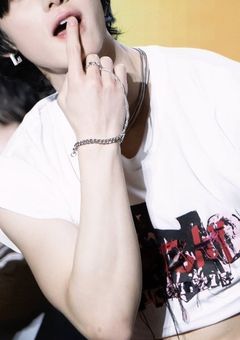 路地裏に咲く赤い薔薇