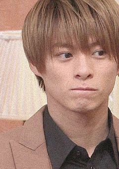 彼 氏 は 1 人 行 動 が 出 来 ま せ ん 。
